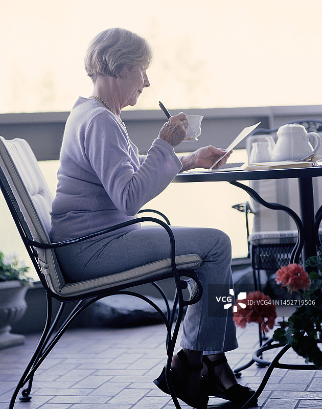 一个漂亮的老年妇女放松图片素材