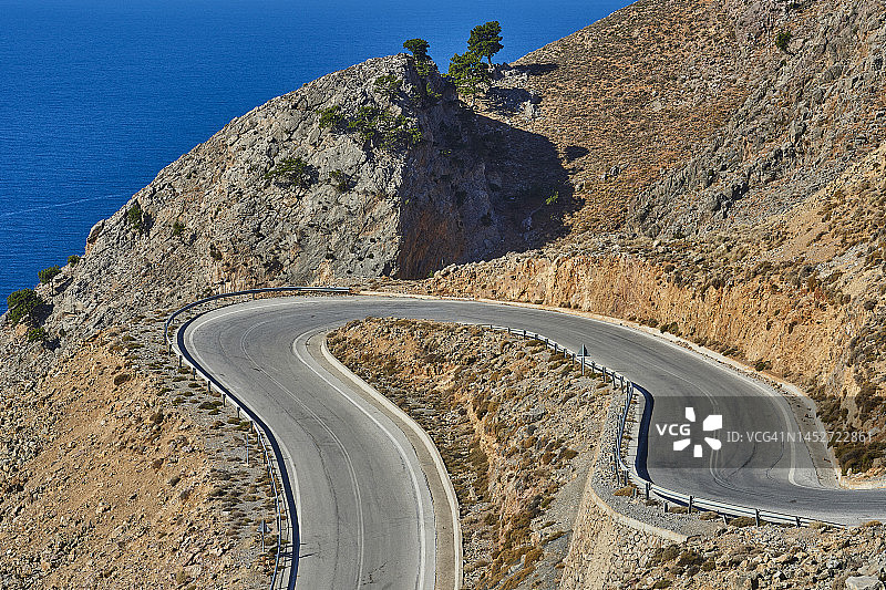 希腊克里特岛上的山路图片素材