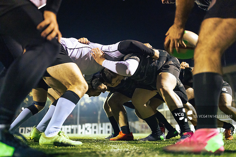 橄榄球队练习冲撞图片素材