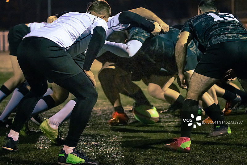 橄榄球队练习冲撞图片素材