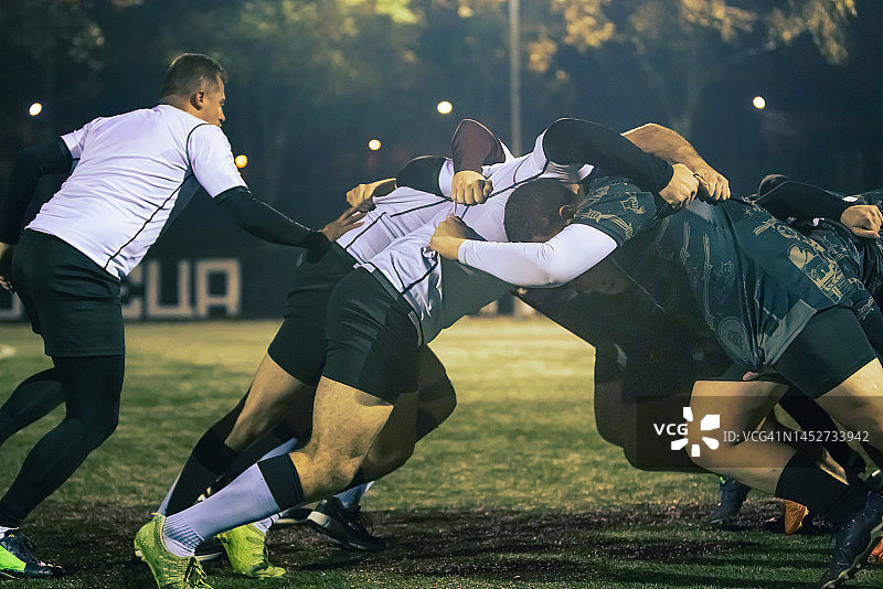 橄榄球队练习冲撞图片素材