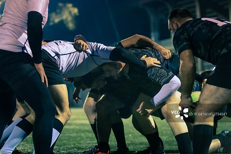橄榄球队练习冲撞图片素材