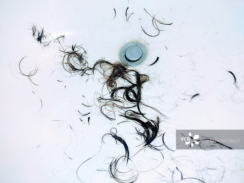 浴室水槽里的头发图片素材