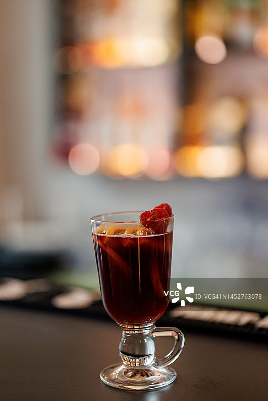 吧台上的热红酒图片素材