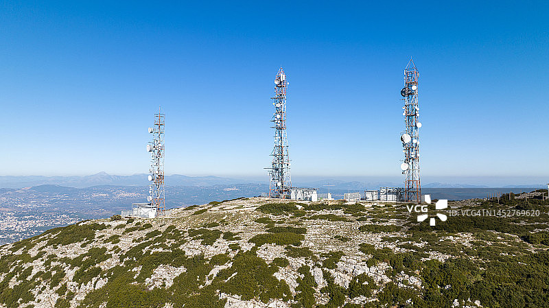 山顶三座广播塔航拍照片图片素材