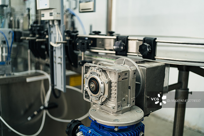 酿酒厂压力表检测与传送带作业图片素材