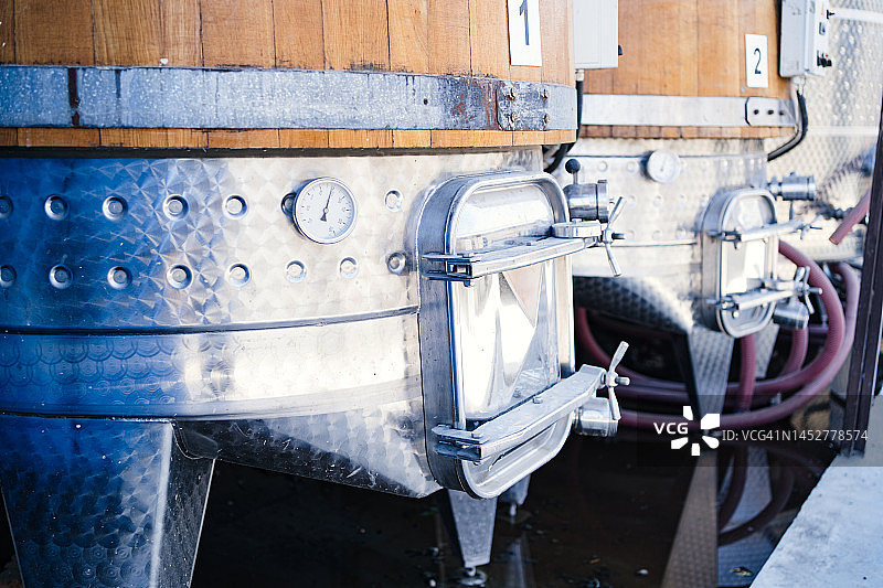 酒厂储存区木制和钢制酒精桶（局部）图片素材