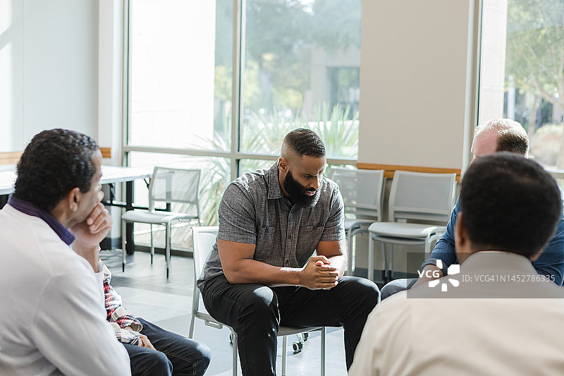 中年男人为解决问题而紧握双手图片素材