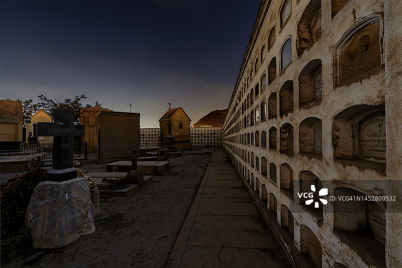 墓穴和陵墓之间的人行道夜景图片素材