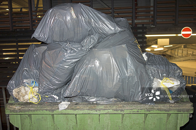 装满塑料垃圾袋的垃圾箱图片素材