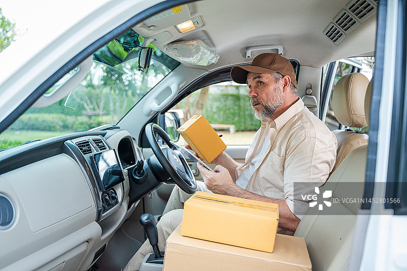 使用触摸板和扫描条形码的送货员图片素材