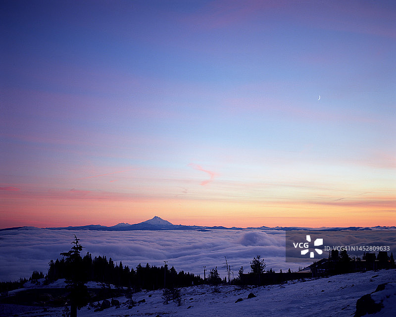 从胡德山木材线小屋看杰弗逊山日落图片素材