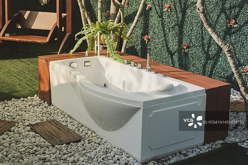 日落时阳光下的户外浴缸特写图片素材