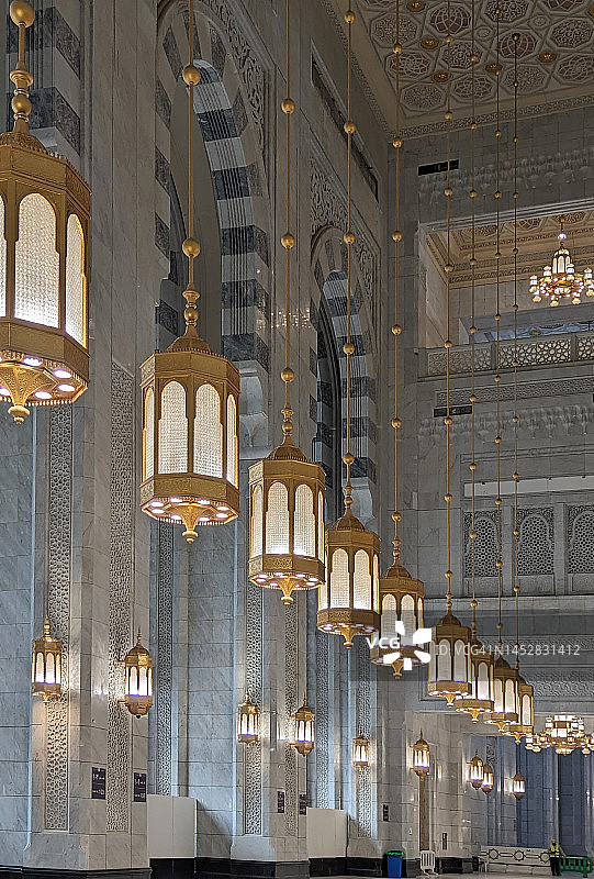 麦加禁寺的屋顶、灯笼、吊灯、门和伊斯兰几何建筑，朝觐者在此为朝觐和副朝围绕天房进行塔瓦夫 | 人们穿着戒律服参加朝觐和副朝，沙特阿拉伯麦加图片素材