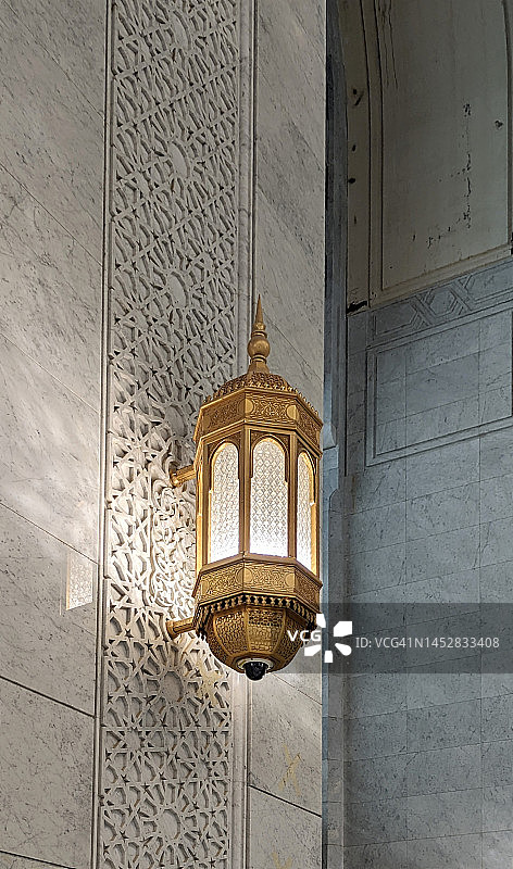 麦加禁寺的屋顶、灯笼、门和伊斯兰几何建筑，朝觐者在此为朝觐和副朝环游天房 | 人们穿着戒律服参加朝觐和副朝，沙特阿拉伯图片素材