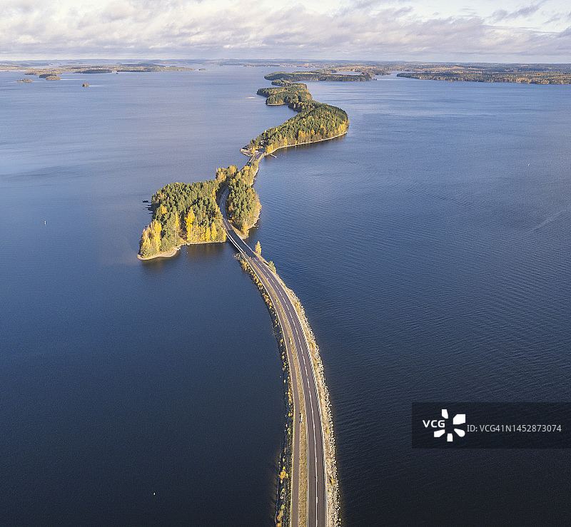 穿越湖区的公路鸟瞰图图片素材