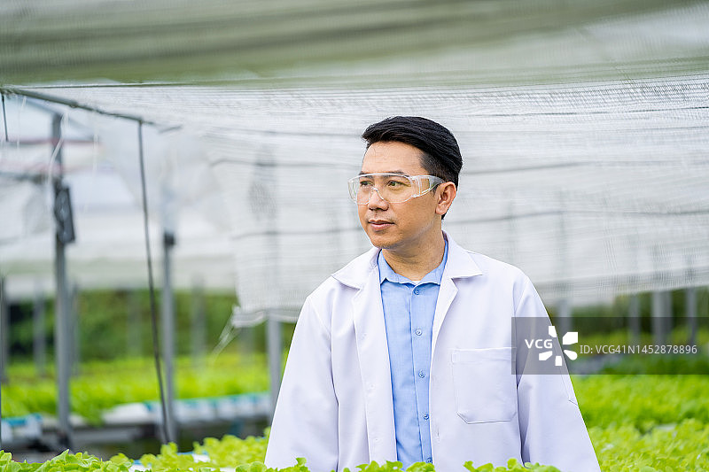 科学家在有机农场拿着设备研究植物图片素材