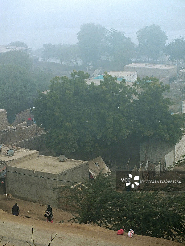 雾气笼罩下的村庄图片素材