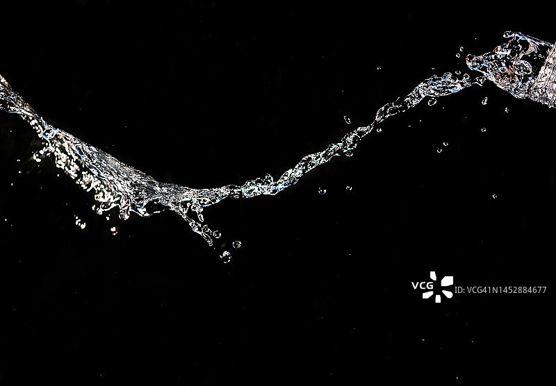 黑色背景上的水花飞溅图片素材