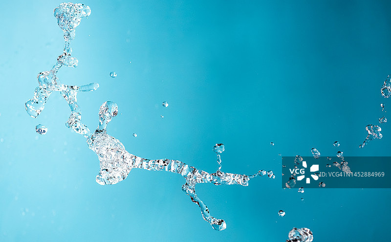 蓝色背景上的抽象水花图片素材