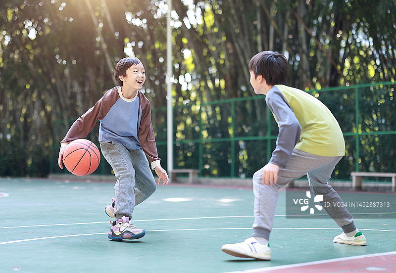 在户外打篮球的两个男孩图片素材