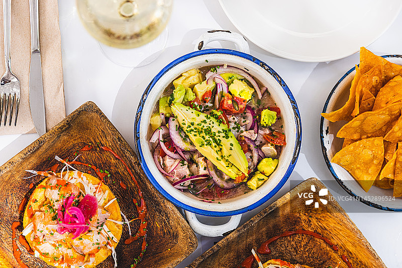 餐厅里的鲜鱼牛油果酸橘汁腌鱼，高角度拍摄图片素材