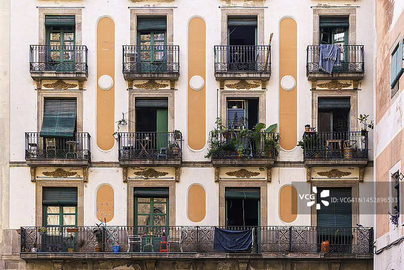 西班牙巴塞罗那带阳台的住宅公寓楼外立面图片素材