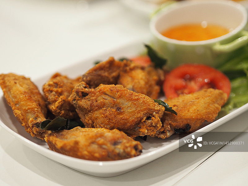 配甜酱的炸鸡翅图片素材