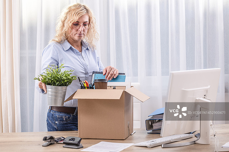 会计离职，收拾个人物品图片素材