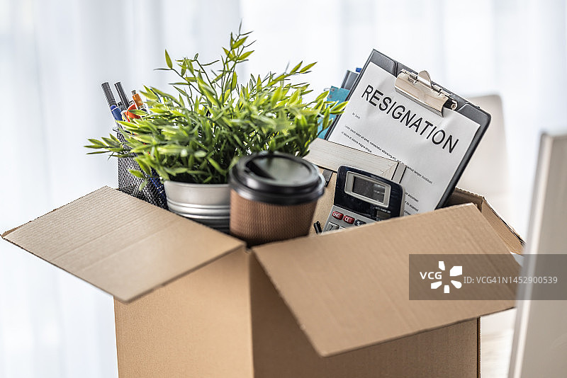 装满个人物品且带有解雇通知的盒子图片素材