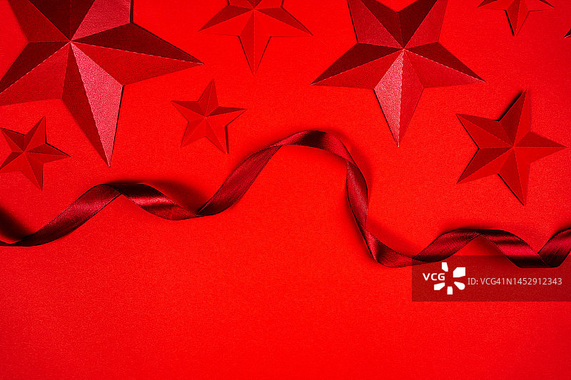 红色星星和丝带单色背景，带文案空间的完美框架和模板图片素材