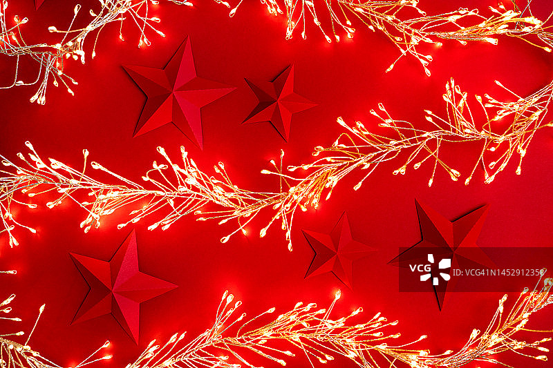 红色星星和金色灯光的节日花环背景图片素材