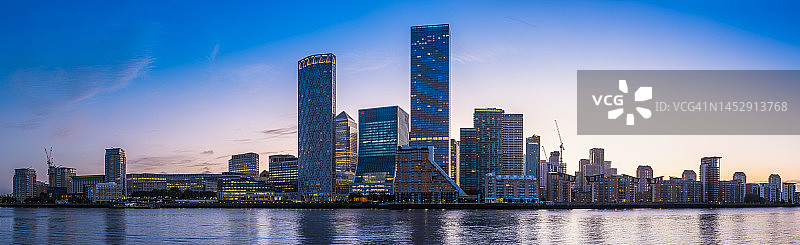 伦敦金丝雀码头码头区摩天大楼泰晤士河日出城市全景图片素材