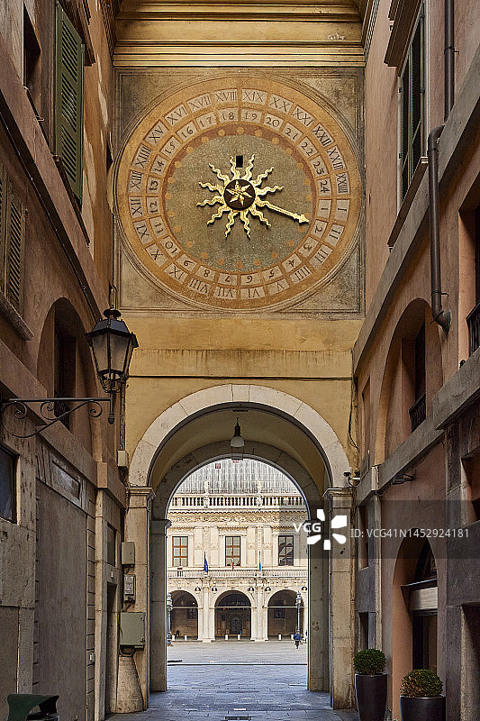 意大利布雷西亚，洛迦广场的时钟塔图片素材