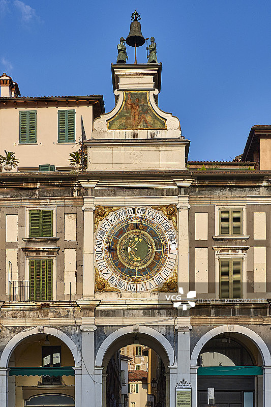 意大利布雷西亚，洛迦广场的时钟塔图片素材