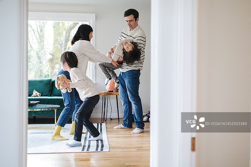 一家人在家玩耍图片素材