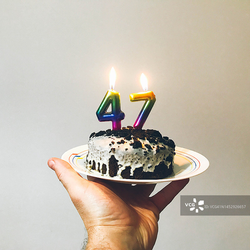 带47号蜡烛的生日蛋糕图片素材