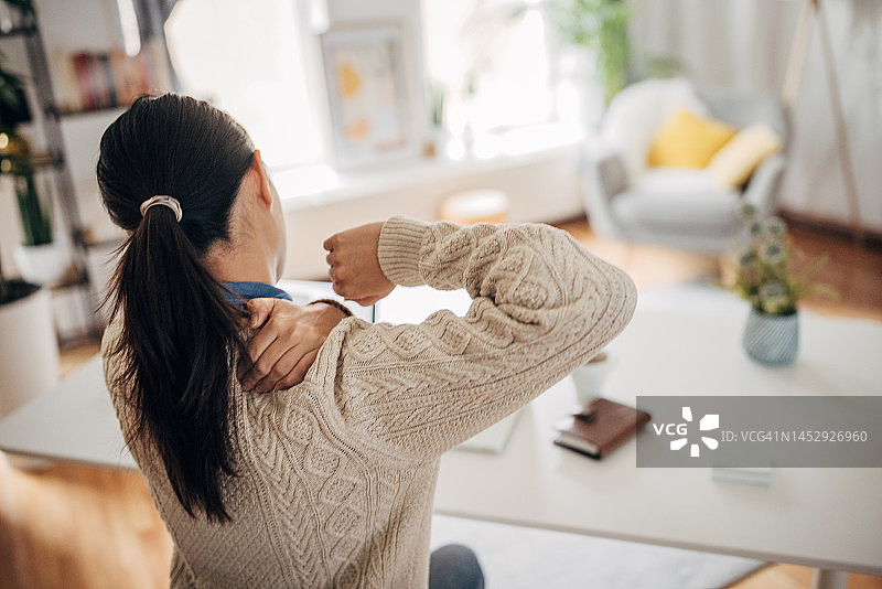 女子颈部疼痛图片素材