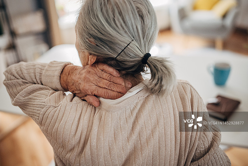 老年妇女颈椎不适图片素材