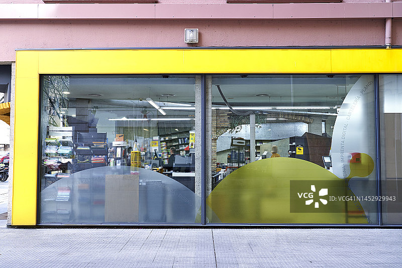 展示店内彩色纸张和人物的窗户图片素材