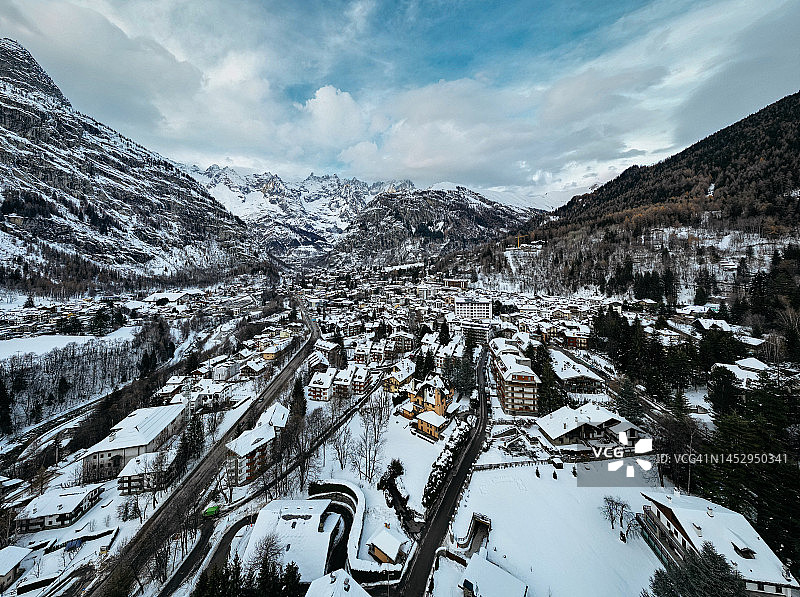 库马约尔意大利山城无人机视角图片素材