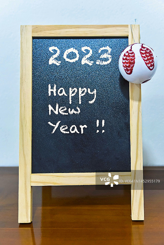 写有“新年快乐”字样的2023年小黑板新年概念图片素材