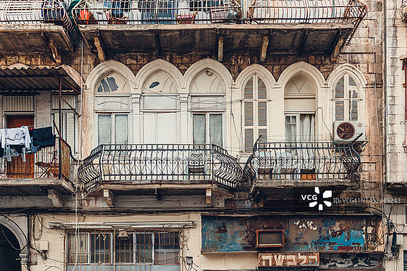 海法历史街区的旧石砌住宅建筑，全画幅图片素材