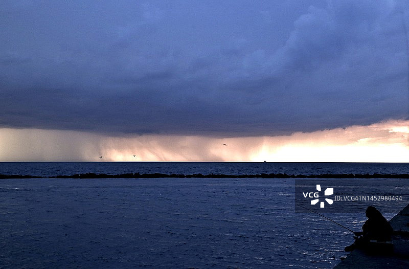 远处的风暴天气——沿岸捕鱼图片素材