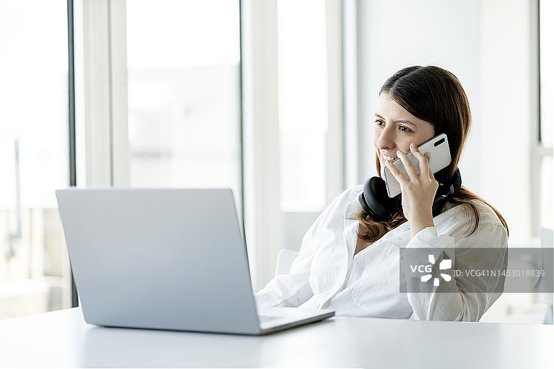 年轻女人在办公室休息图片素材