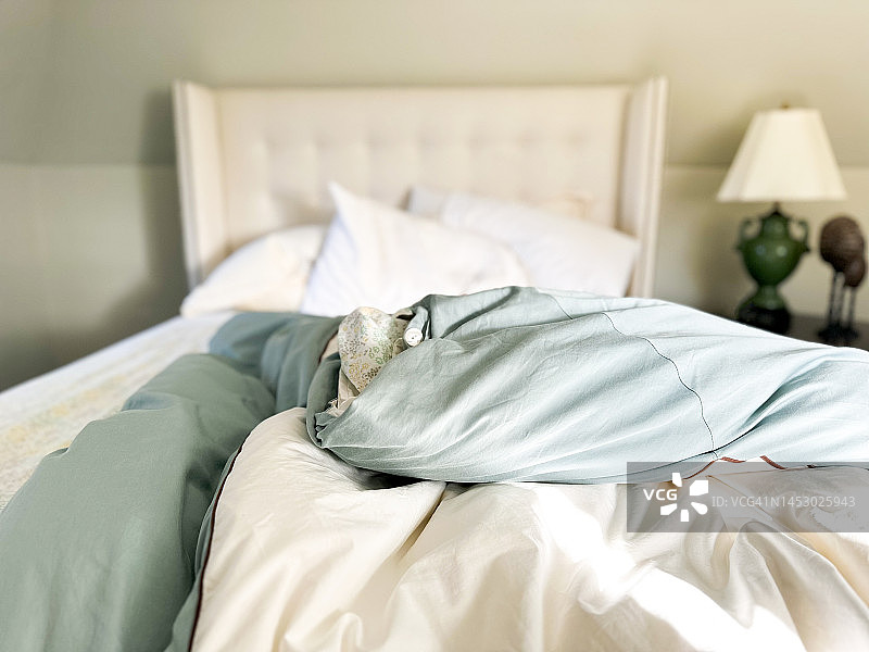 住宅内凌乱的未整理床铺图片素材