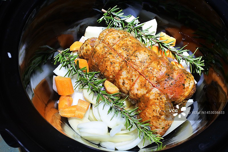 慢炖锅中未准备好的牛肉图片素材