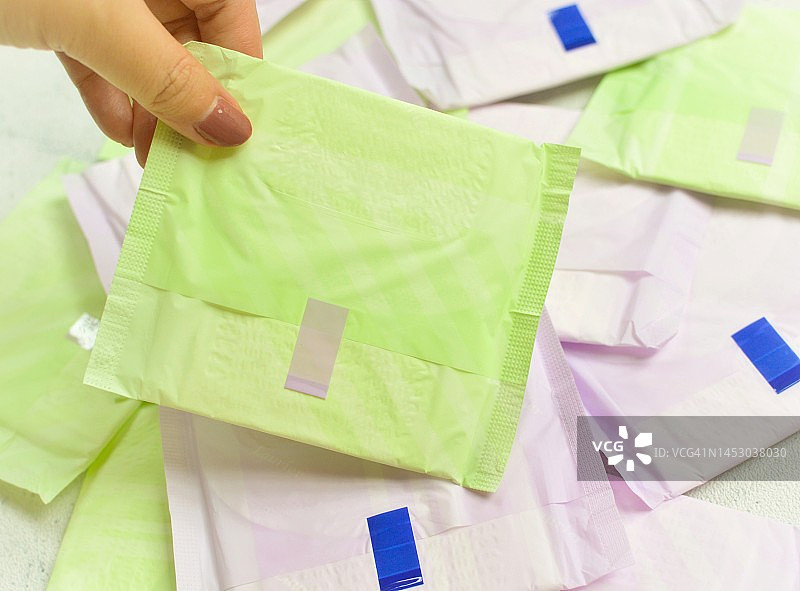 女人拿起卫生巾图片素材