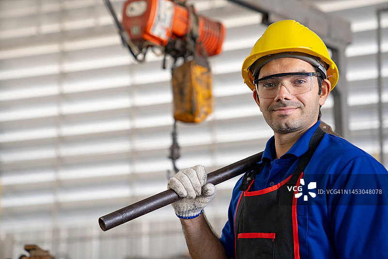 工人在工厂手持锤子图片素材