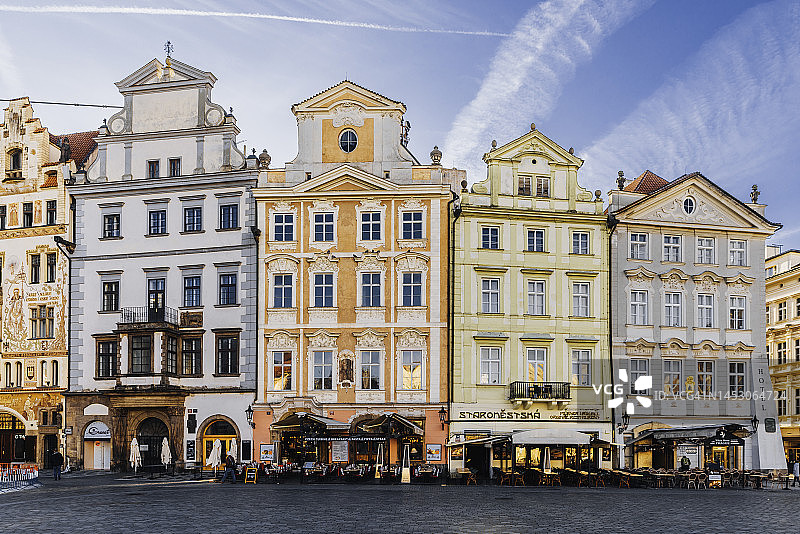 捷克共和国布拉格老城广场的彩色房屋图片素材